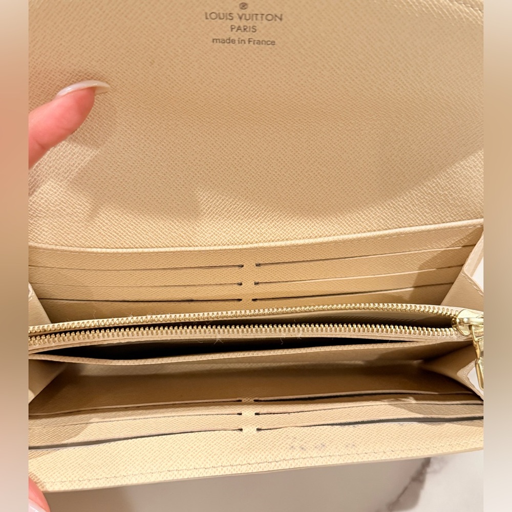 Louis Vuitton Damier Azur Sarah Wallet - Picture 13 of 16